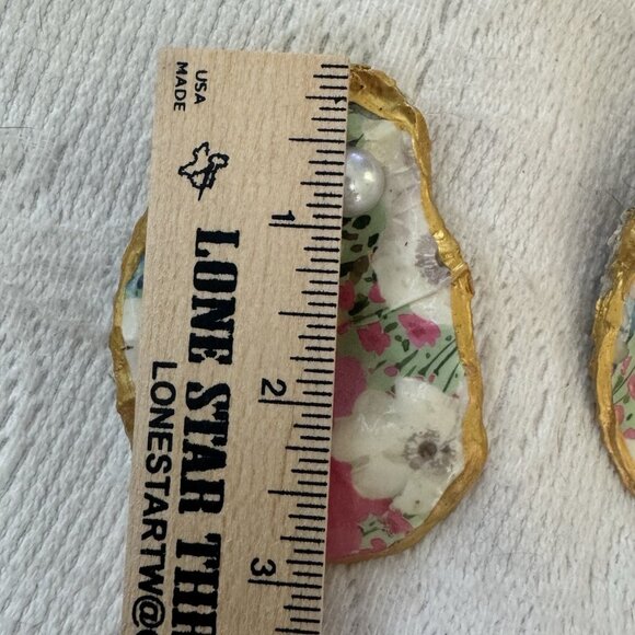 Handmade Decoupage Oyster Shell Trinket Dish Flowers, Pearls, Gold Trim - Picture 5 of 9